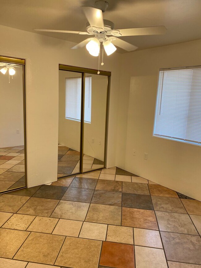 Foto del edificio - 3430 E Presidio Rd