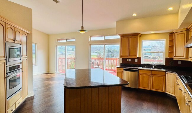 Foto del edificio - Huge 5 bedroom Home in Scenic Setting