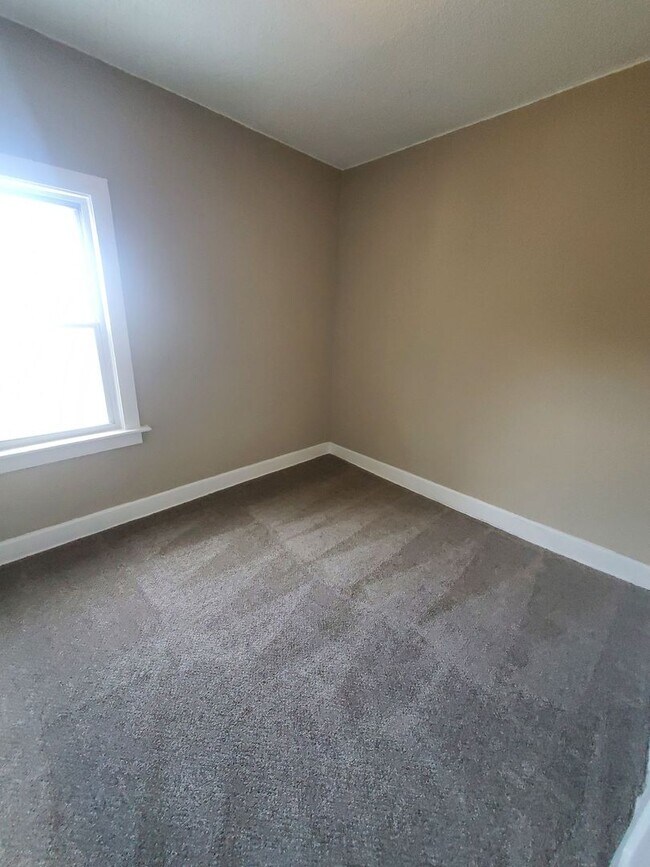 Building Photo - 3 Bedroom Single Family