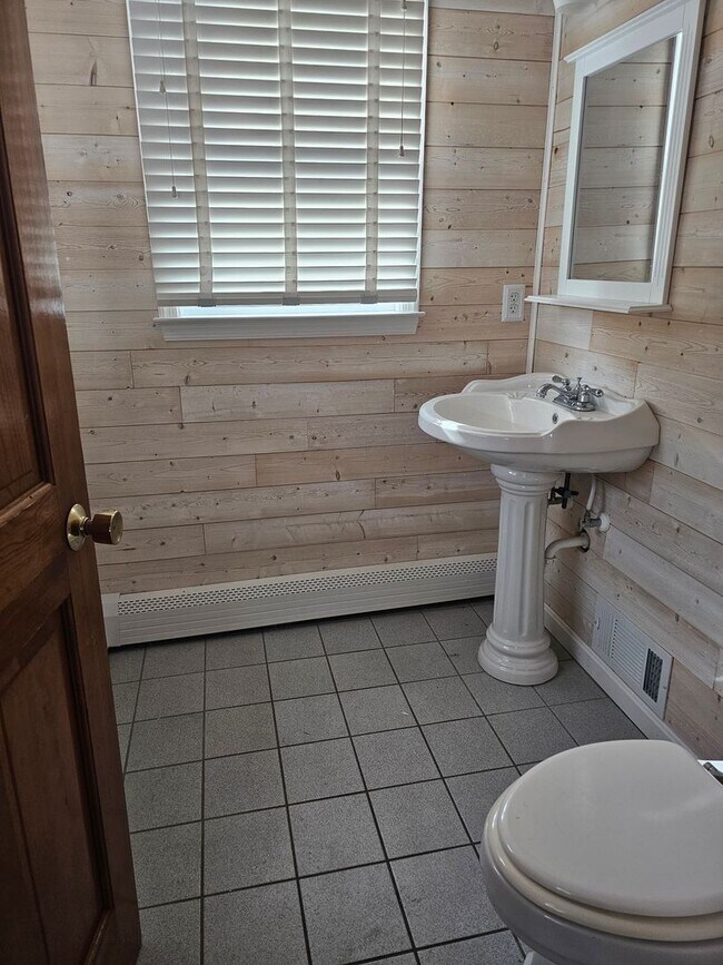 Building Photo - Spacious home ready for your family today!