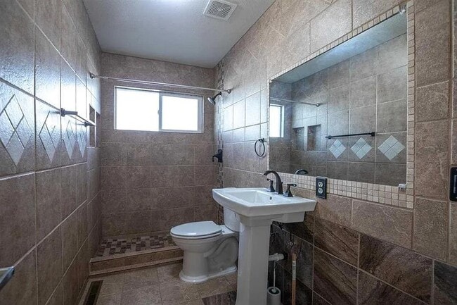 Building Photo - 1709 N 26th St