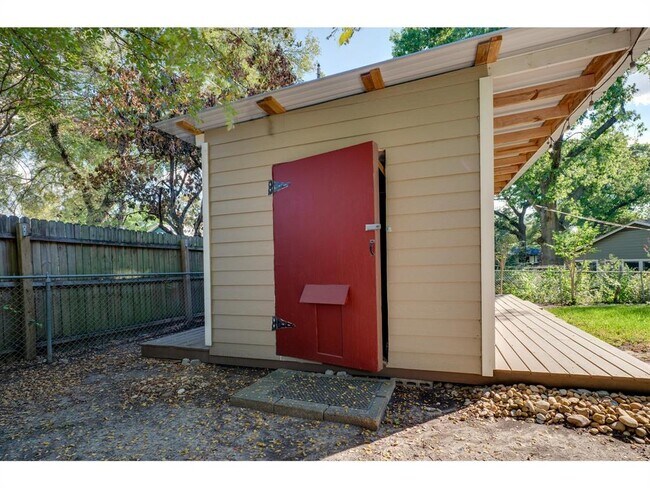 Building Photo - 4009 Crescent Dr