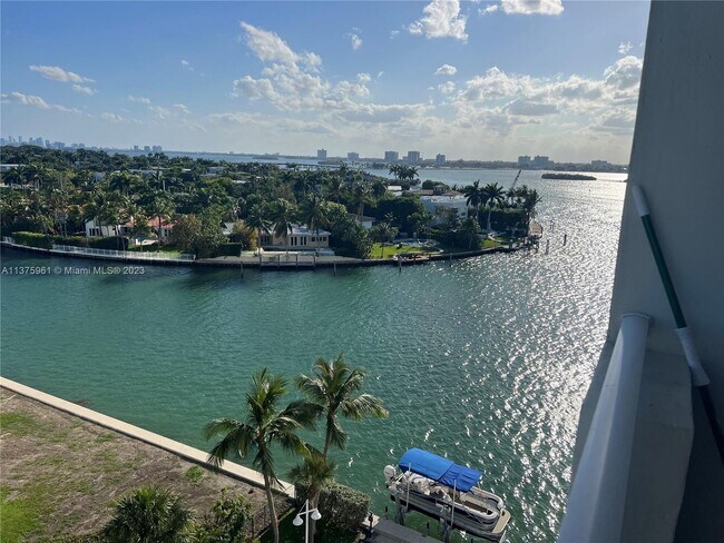 Foto del edificio - 10350 W Bay Harbor Dr