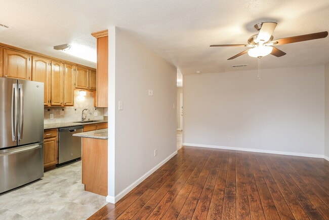 Foto del edificio - 5907 Willow Crest Dr
