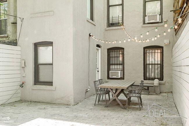 Building Photo - 507 Monroe St