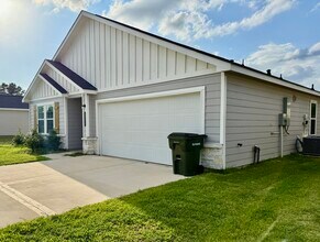 Building Photo - 302 Del Monte Dr