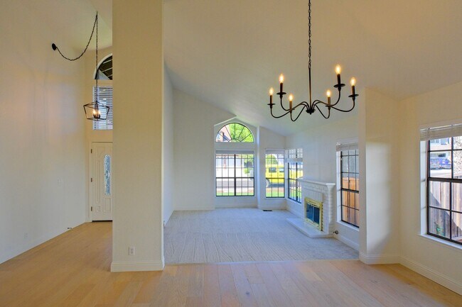 Foto del edificio - Gorgeous 3 Bedroom with office or separate...