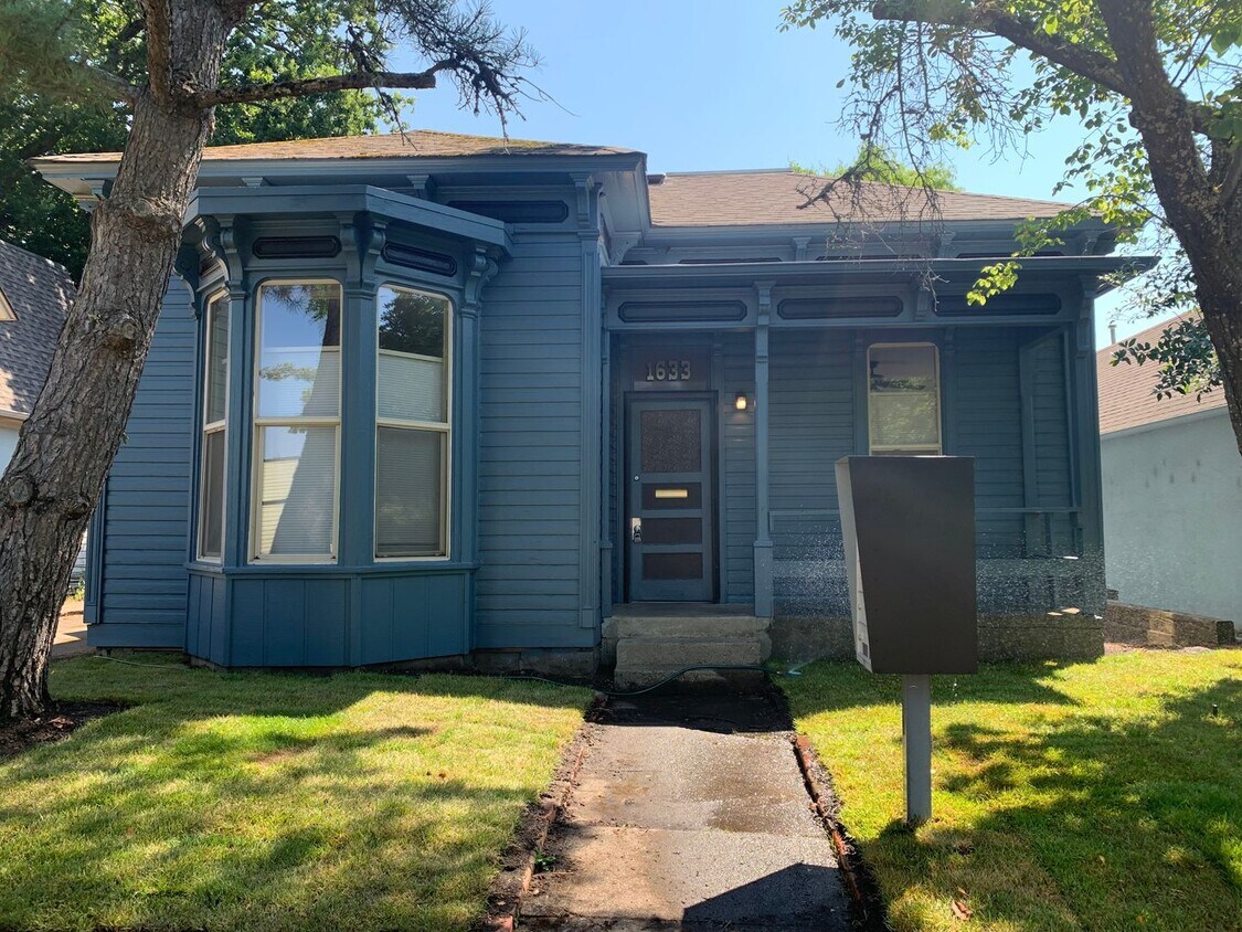 Primary Photo - Spacious 4 Bedroom or 3 bedroom + bonus ro...