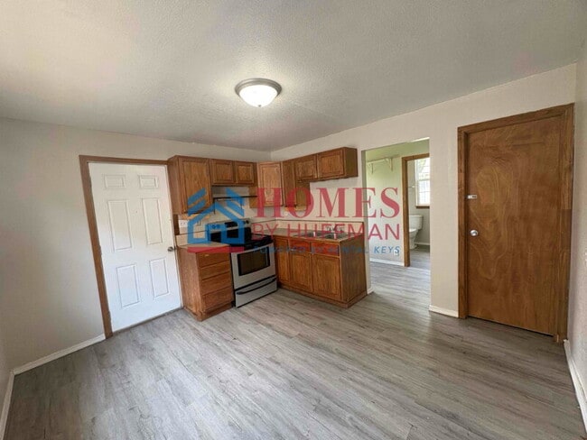 Building Photo - Two Bedroom House | Move in Ready