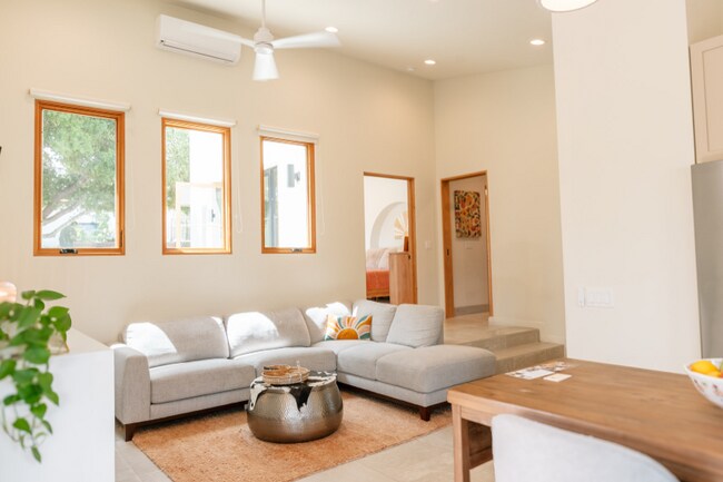 Foto del edificio - 419-21 Woodland Hills Dr
