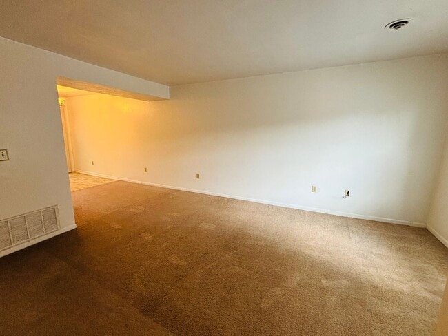 Building Photo - 2 Bedroom, 1.5 Bath Townhouse