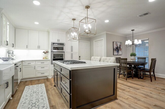 Foto del edificio - THIS THREE BED TWO BATH HOUSE COMES COMPLE...