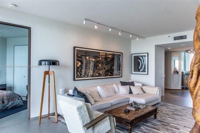 Foto del edificio - 300 South Pointe Dr