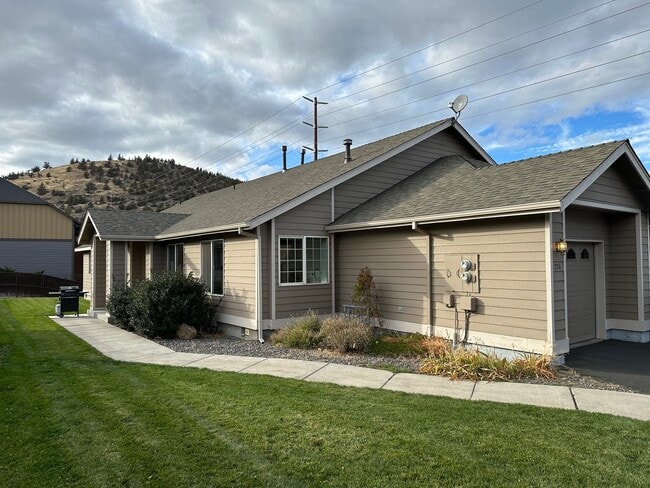 Building Photo - 751 NE Savannah Dr