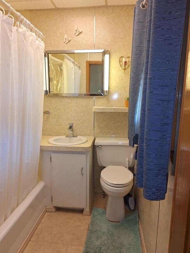 Foto del edificio - 1 Bedroom House Near Shopping, Parks and Little League Field