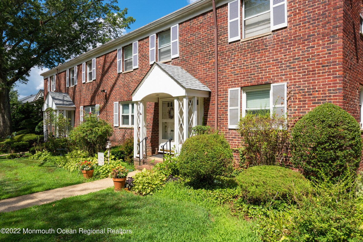 29 Manor Dr, Red Bank, NJ 07701 Condo for Rent in Red Bank, NJ