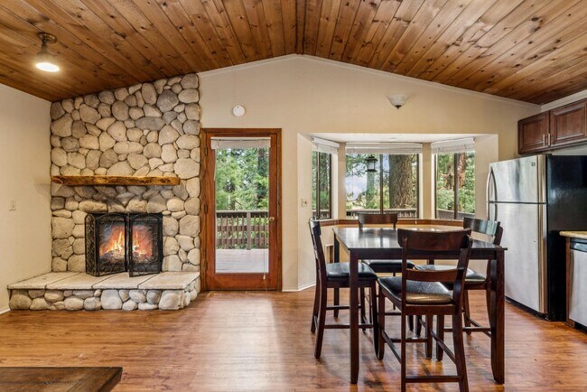 Foto del edificio - 725 Ivy Ln