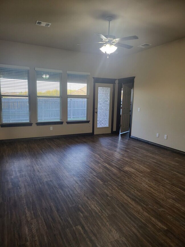 Foto del edificio - TAKE A LOOK AT YOUR NEW HOME!