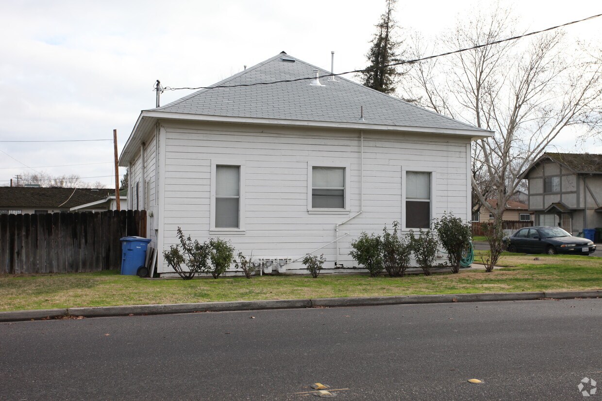 Building Photo - 415 N Palm St