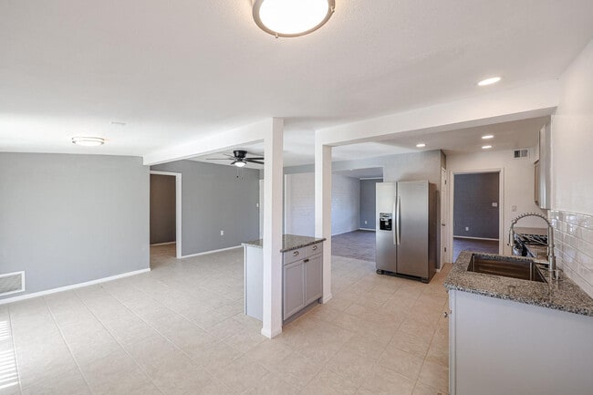 Building Photo - 11417 N Hacienda Dr