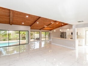 Building Photo - 741 E Plantation Cir