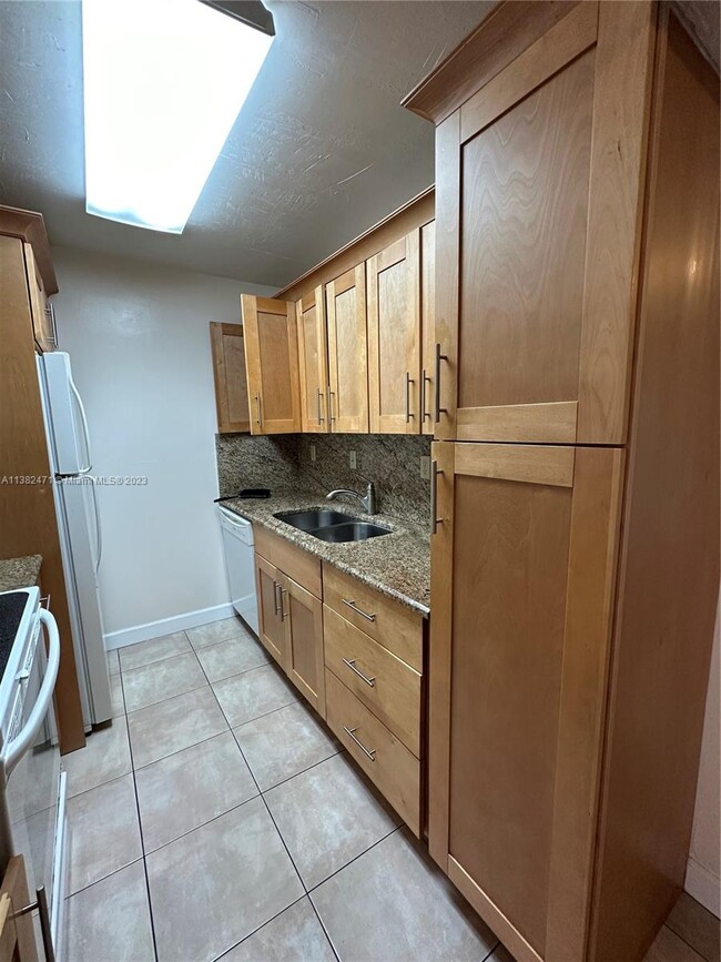 Building Photo - 10834 N Kendall Dr