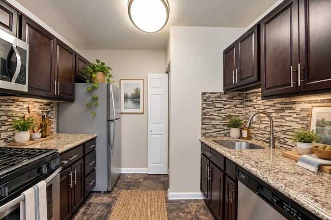 Building Photo - Willow Lake Apartment Homes