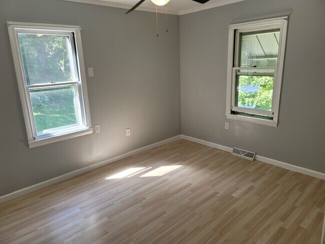 Building Photo - 2025 Brodhead Rd