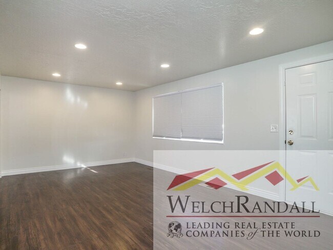 Foto del edificio - Beautifully Updated 4 bed 2 Bath Duplex