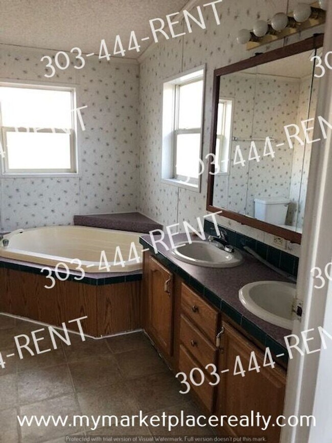 Building Photo - 4 Bedroom & 2 Bathroom Home in Federal Hei...