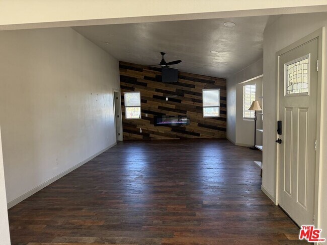 Foto del edificio - 47041 Pioneer Town Rd
