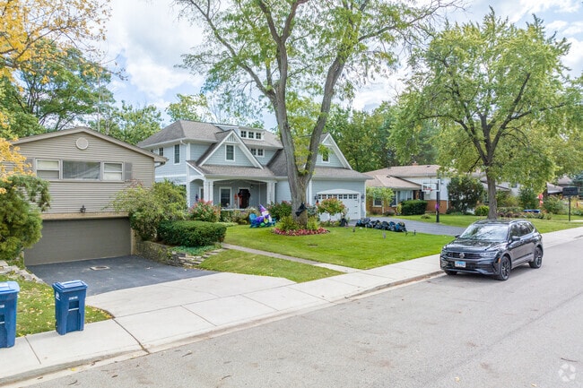 A beautiful row of homes showcasing the popular home styles in Briarwood.
