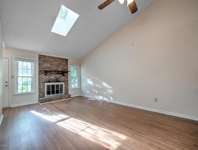 Building Photo - 114 Pine Crest Dr
