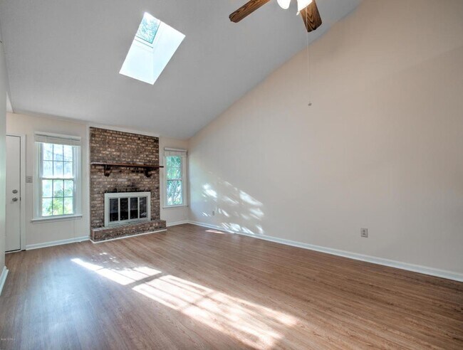 Foto del edificio - 114 Pine Crest Dr