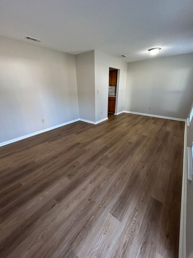 Building Photo - Newly Renovated 2 bedroom/ 2 bathroom in d...