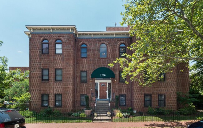 Foto del edificio - 1200 Q St NW