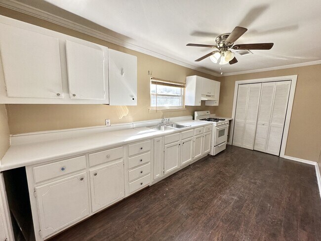 Building Photo - 5624 Cairo Ave