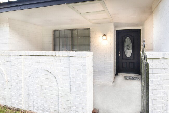 Foto del edificio - 1702 Athens Dr