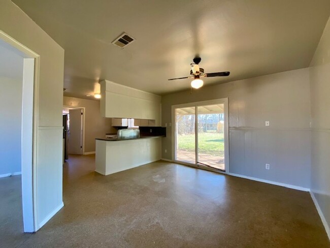 Building Photo - 3 Bedroom 1.5 Bath Home Available in Bossi...