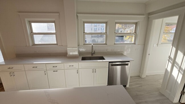 Building Photo - State of The Art Luxury Apt w 2.5 bathrooms for Boston College Students!  Get a $2500 Rebate Upon...
