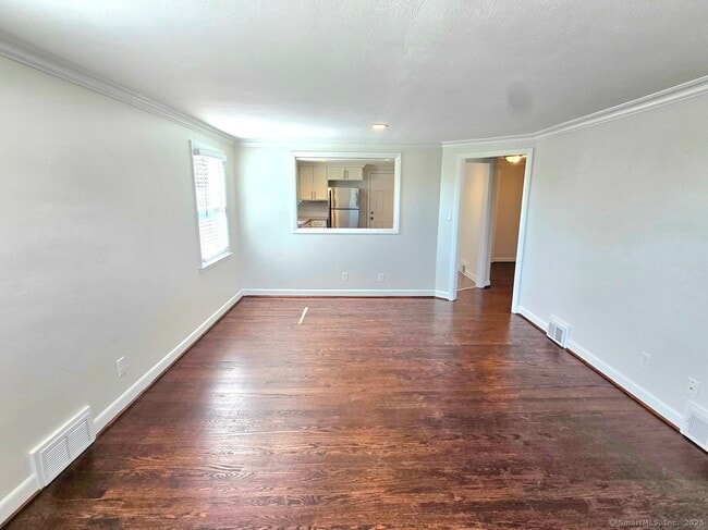 Foto del edificio - 387 Quaker Ln S