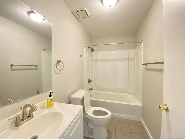 Building Photo - 99 Aspetuck Vlg