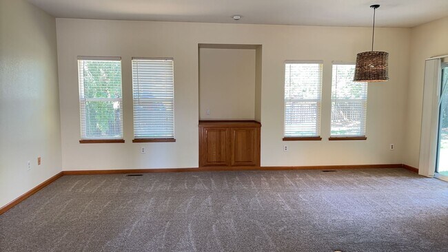 Building Photo - Spacious 3-Bed Home with Yard – Available Now