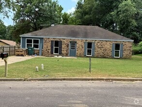 Building Photo - 901 Hackberry Dr