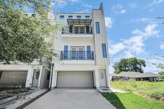 Building Photo - 1112 Amundsen St
