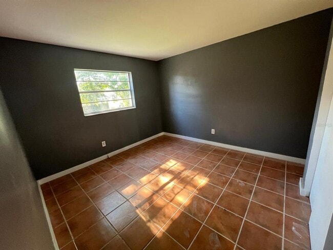 Foto del edificio - 300 83rd Ave N