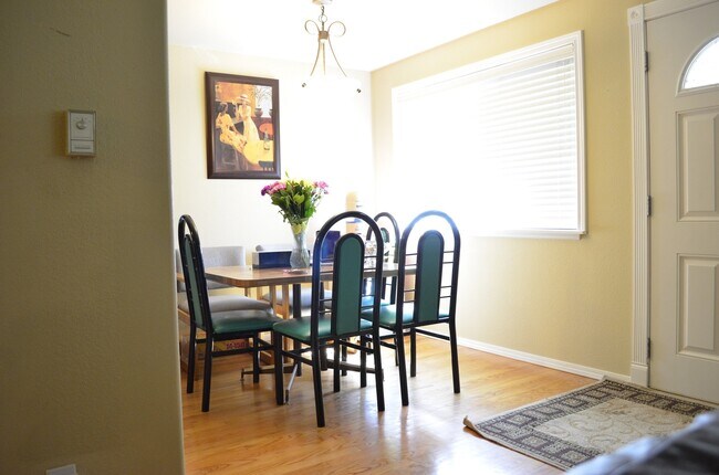 Foto del edificio - Updated Clyde Hill Home with Spacious Livi...