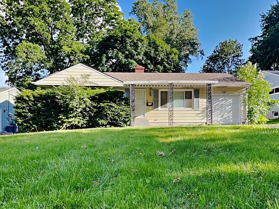 Foto principal - Charming 3-Bedroom Home with Sunroom, Fireplace & Garage in Kansas City, MO!