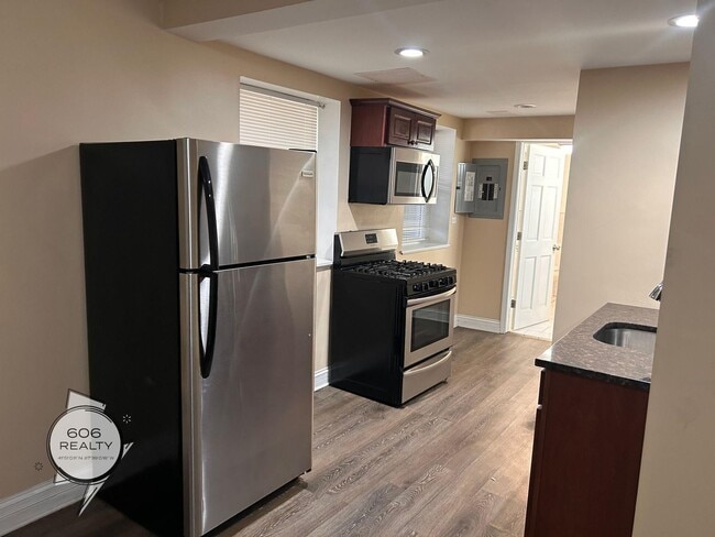 Building Photo - Rehabbed Units in Cicero!