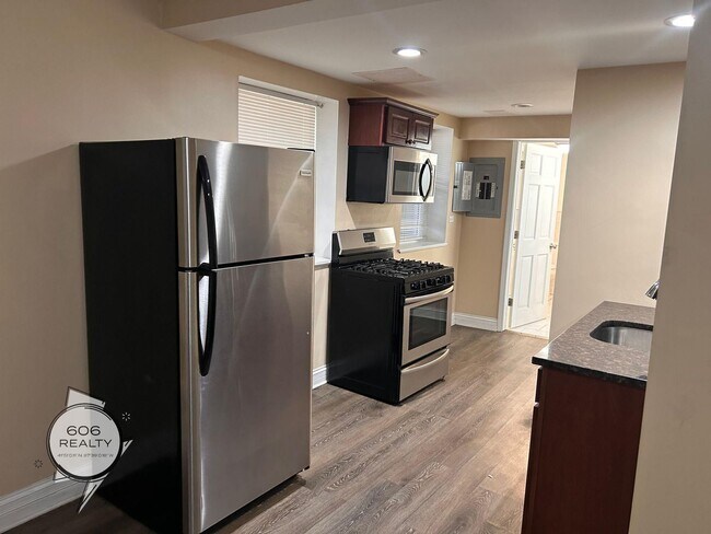 Building Photo - Rehabbed Units in Cicero!